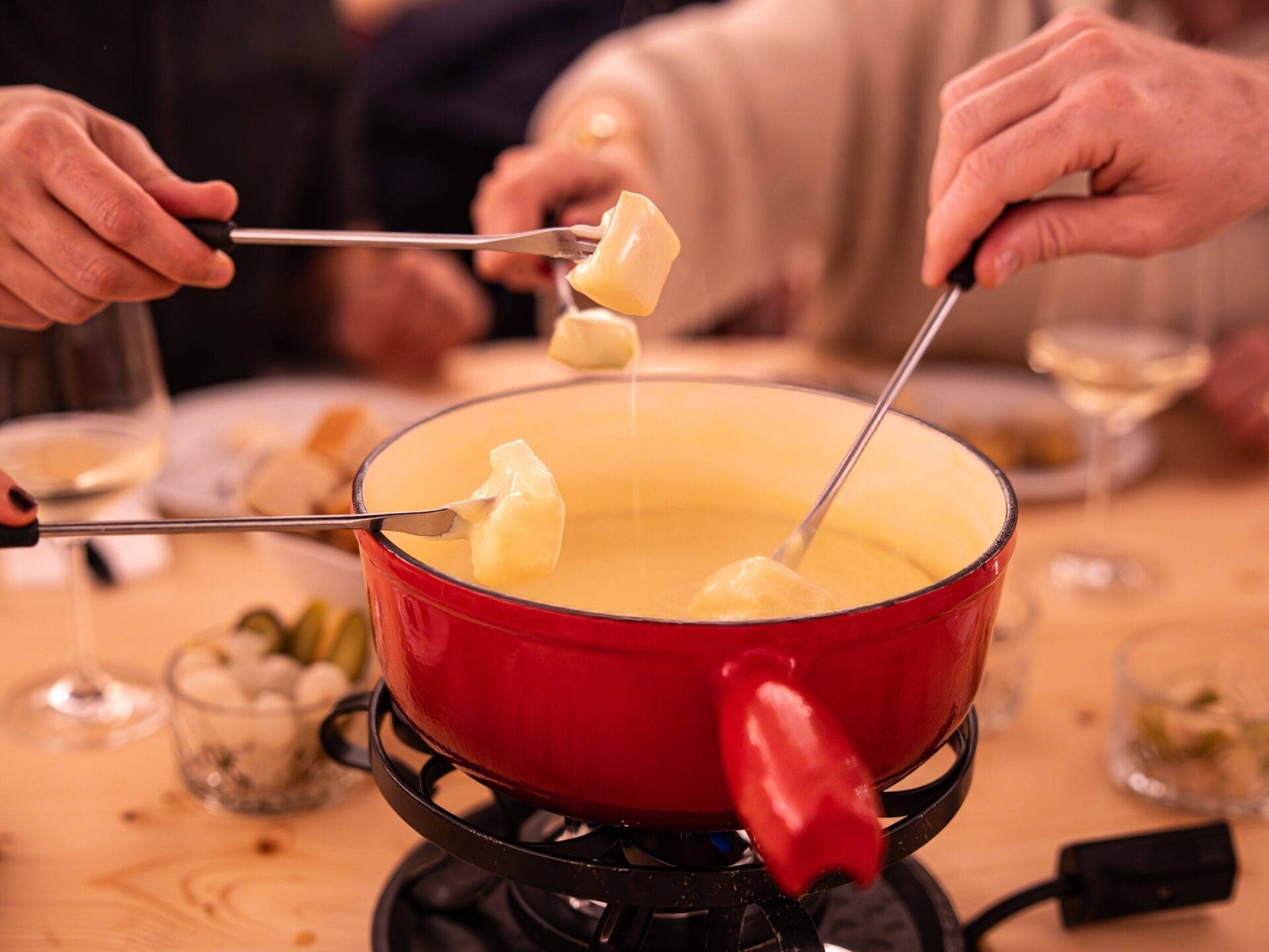 Käsefondue im Topf mit Brot